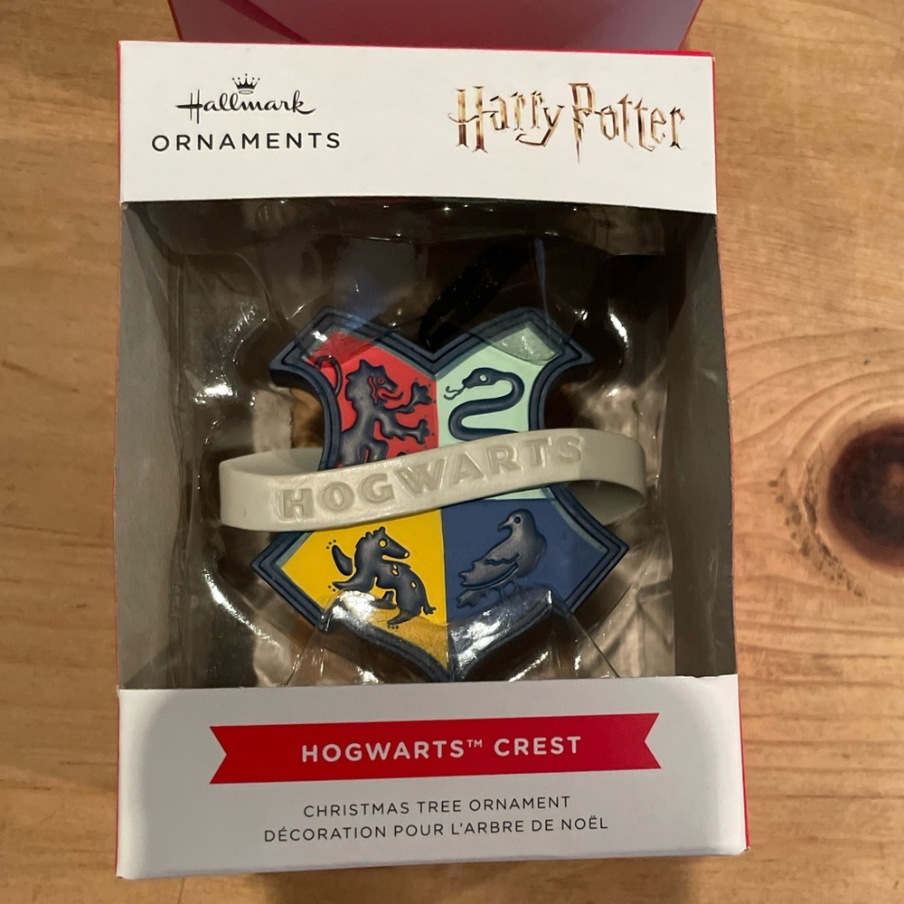NWT Hallmark Harry Potter and Hogwarts Crest Ornaments - Set of 2 - Picture 3 of 5